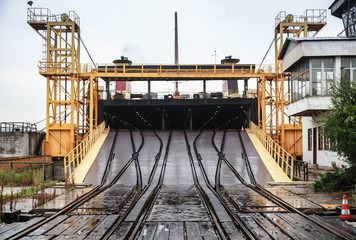 Railway ramp for industrial Ro-Ro ships