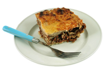 Lasagnes dans une assiette sur fond blanc 
