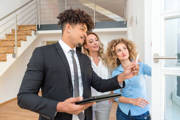 Paar überlegt, eine Wohnung zu mieten oder zu kaufen