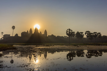Obraz premium Sunrise view of ancient temple complex Angkor Wat and lake reflection, Siem Reap, Cambodia.