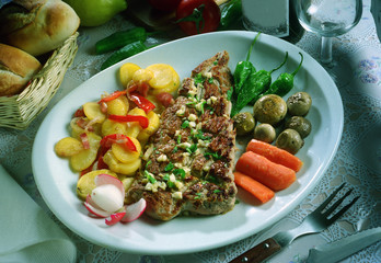 Plato con un entrecot de ternera al grill con, patatas friras y verduras al horno.