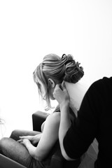 Braut bekommt ihren Schleier