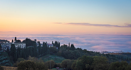 il borgo tra la nebbia