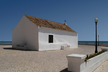 Capela de Santo Ant&oacute;nio virada para o mar imenso, Arma&ccedil;&atilde;o de P&ecirc;ra, Algarve, Portugal