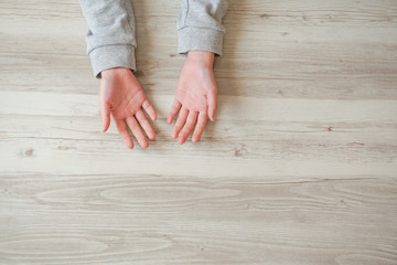Both hands on the desk. One who care about hands. 机の上の 両手、手を気にする人