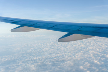 Obraz premium Plane wings are in the atmosphere