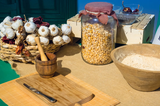 Workshop to prepare Canarian meals such as gofio or mojo picon. Jar with corn, garlic and dried peppers.