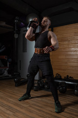 Obraz premium athlete takes strength training in the gym
