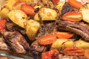 The toasted fragrant potatoes cut with large pieces are baked in an oven with pork ribs. It is plentifully flavored with spices, halves of tomatoes and onions