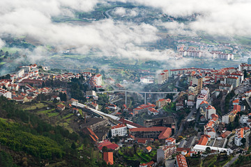 Vista aerea de la cuidad de Covilha en Portugal con su puente peatonal un ejemplo unico de arquitectura urbanistica