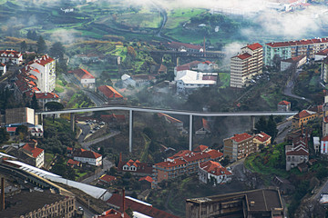 Vista aerea de la cuidad de Covilha en Portugal con su puente peatonal un ejemplo unico de arquitectura urbanistica