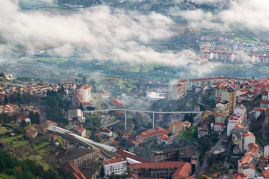 Vista aerea de la cuidad de Covilha en Portugal con su puente peatonal un ejemplo unico de arquitectura urbanistica