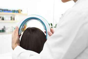 Laserowa terapia skóry głowy i włosów.