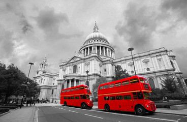 Fototapeta na wymiar London St Paul's Cathedral and Iconic Routemaster Bus.