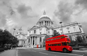 Fotobehang London St Paul& 39 s Cathedral en iconische Routemaster Bus. © Sampajano-Anizza