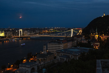Budapeszt - wieczorna panoram miasta z mostem przez Dunaj. Wieczorne światła Budapesztu.