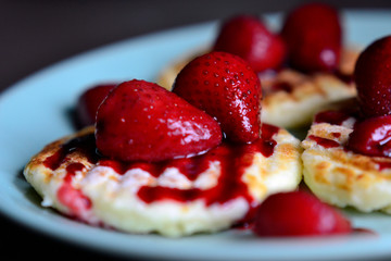 pancakes with strawberries and cream