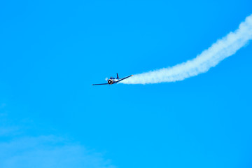 Warbird beim Kunsflug am blauen Himmel