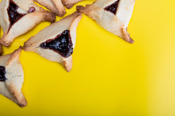 Fototapeta Tradycyjne ciasteczka w kształcie rożków z nadzieniem. obraz