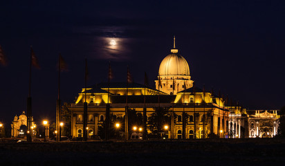 Budapeszt Zamek Królewski nocą. Zamek oświetlony ciepłym światłem. Księżycowa noc.