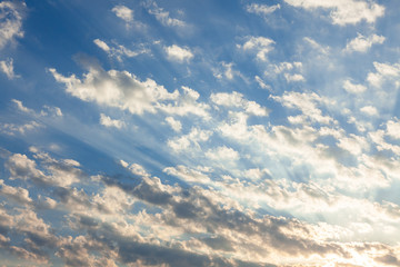 Obraz premium Clouds and sunrays at sunrise