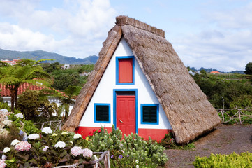 Fototapeta na wymiar Traditionelle Bauernhause mit Strohdach in Santana auf Madeira