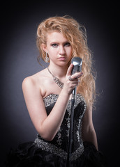 Obraz premium wokalistka jazzowa stojąca przed mikrofonem. odosobniony