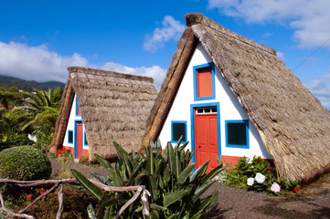 Fototapeta na wymiar Traditionelle Bauernhäuser mit Strohdach in Santana auf Madeira