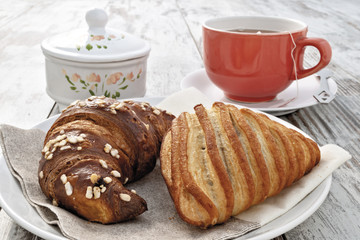 due brioche nel piatto sopra con tazza the