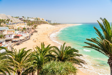 Fototapeta na wymiar Beautiful, wide sandy beach in Morro Jable, Fuerteventura, Spain