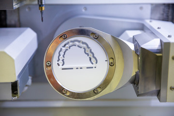 preparation of zircon in the process of manufacturing dentures