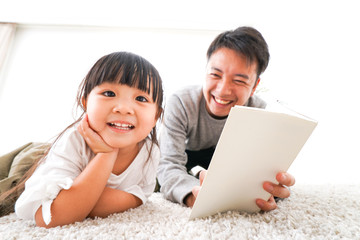 本の読み聞かせをするお父さん