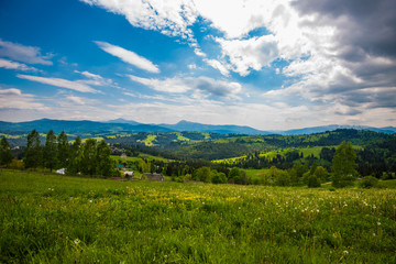 Fototapeta na wymiar Carpathian valley in the village of Yablunitsa