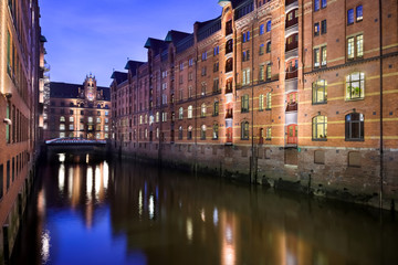 Speicherstadt Blick zur Kannengiesserortbrücke am Abend