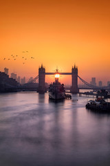 Fototapeta na wymiar Idyllischer Sonnenaufgang hinter der Tower Bridge in London, Großbritannien