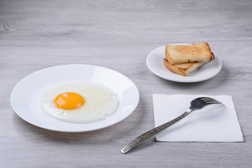 fried eggs with croutons