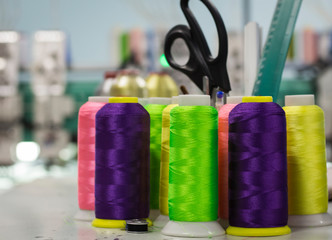 a thread of acidic shades on the cones facing the embroidery machine