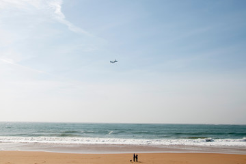 Obraz premium afternoon military aircraft flies over the ocean