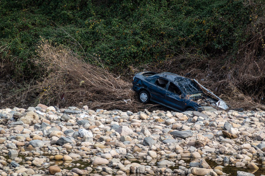 coche sobre lecho de un r&iacute;o arrastrado por una corriente o coche arrastrado por la corriente