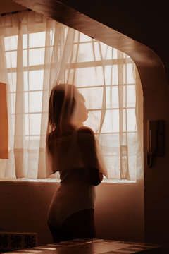 Chica mirando en la ventana