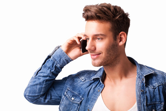telefonierender Mann vor weißem Hintergrund