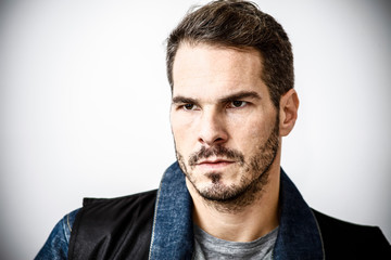 Portrait von einem Mann mit Bart undSschnäuzer