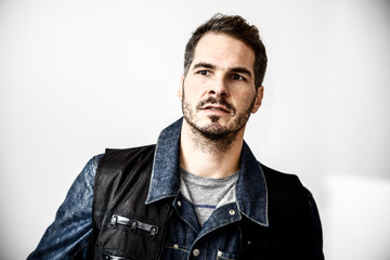 Portrait von einem Mann mit Bart undSschnäuzer