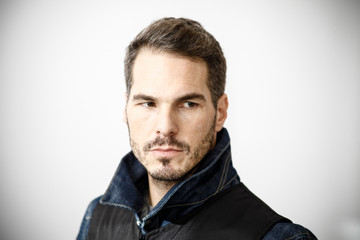 Portrait von einem Mann mit Bart undSschnäuzer