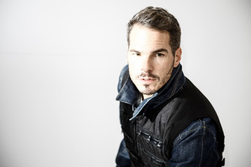 Portrait von einem Mann mit Bart undSschnäuzer