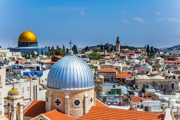 Obraz premium Chrześcijańska świątynia z niebieską kopułą