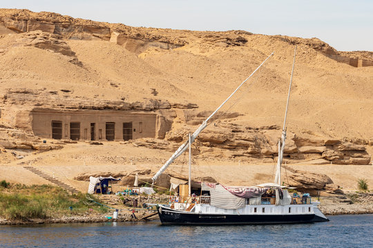Feluke am Nil in &Auml;gypten. Speos des Haremhab in Dschabal as-Silsila.