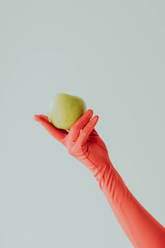 Manzana sobre la mano roja