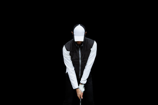 Jugador de golf en la colocacion vestido de blanco y negro