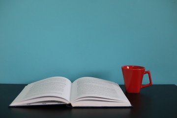 Naklejka premium Livro e caneca vermelha